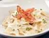 Ravioloni porcini e stracchino con crema al parmigiano e bacon croccante